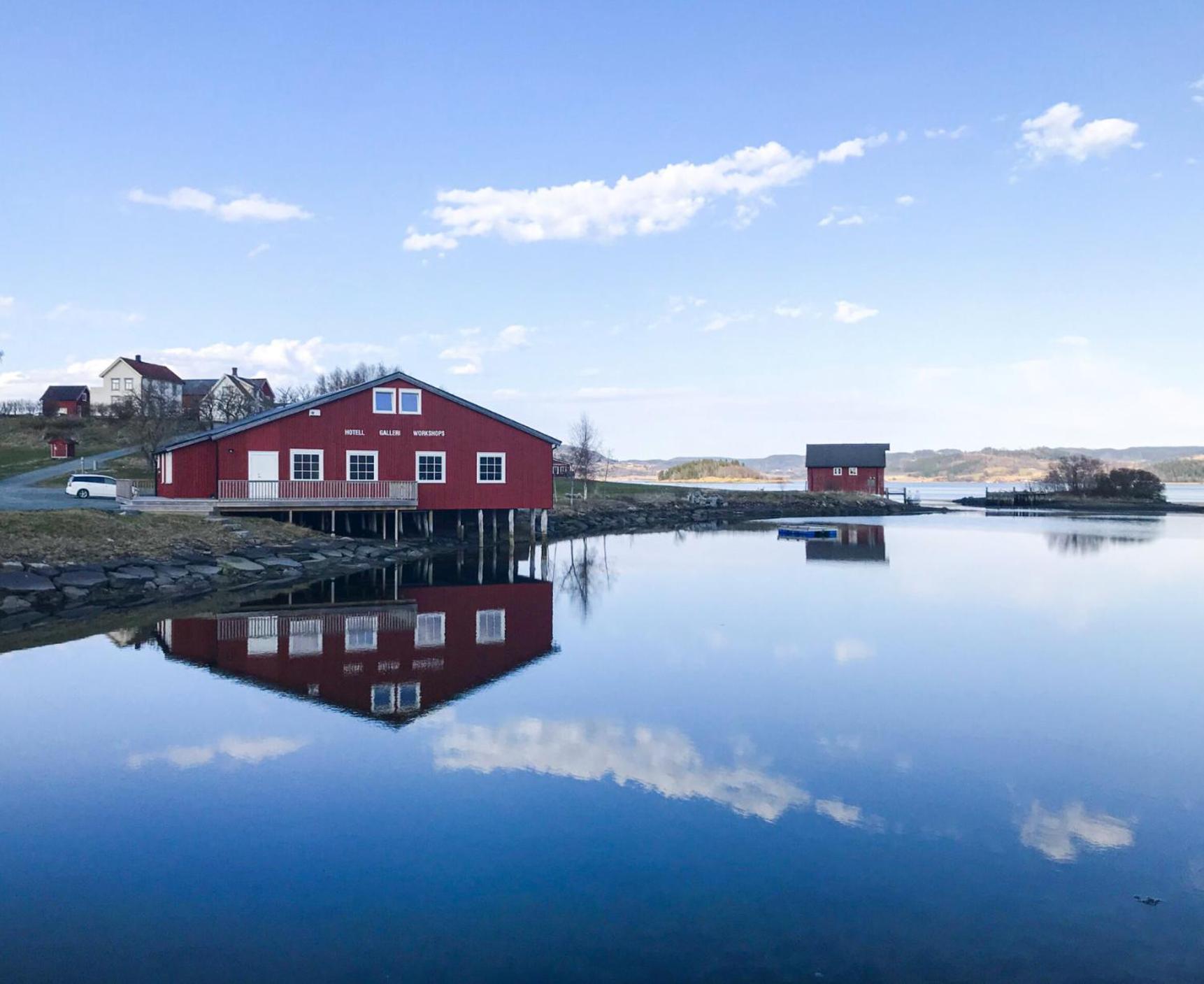 Saga, Et Unikt, Sjarmerende Badehotell Med Fa Rom, Sauna Og Badebrygge - Inderoy 스트라우멘 외부 사진