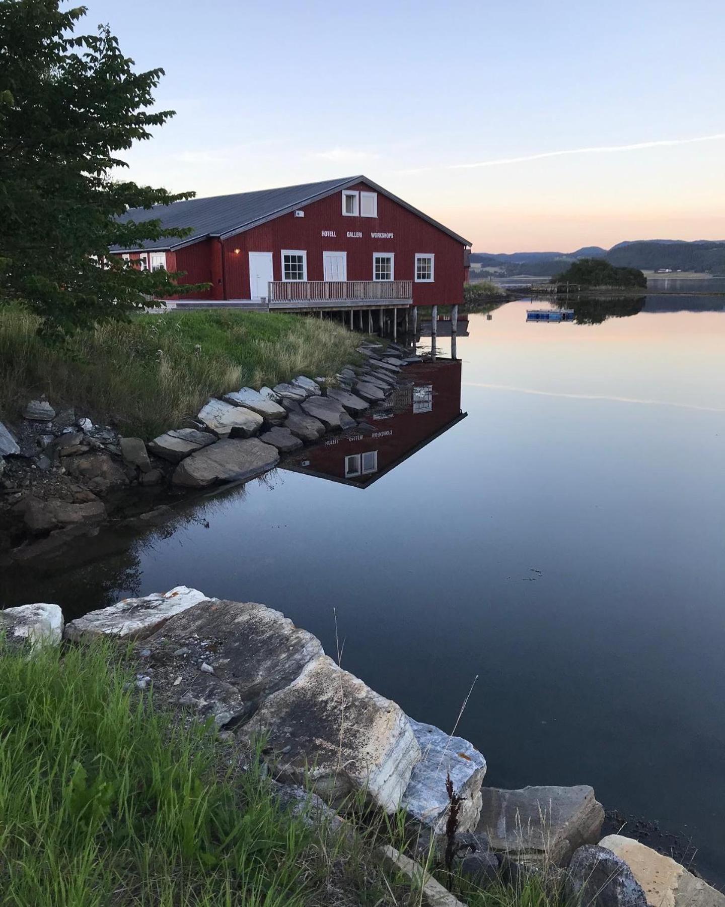 Saga, Et Unikt, Sjarmerende Badehotell Med Fa Rom, Sauna Og Badebrygge - Inderoy 스트라우멘 외부 사진