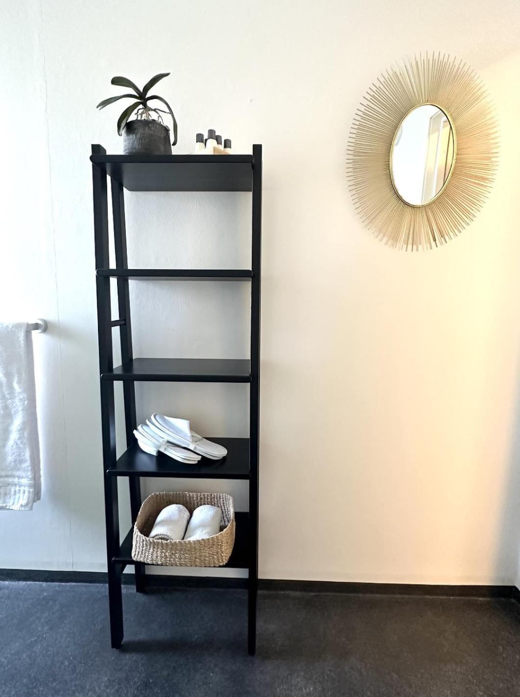 Saga, Et Unikt, Sjarmerende Badehotell Med Fa Rom, Sauna Og Badebrygge - Inderoy 스트라우멘 외부 사진