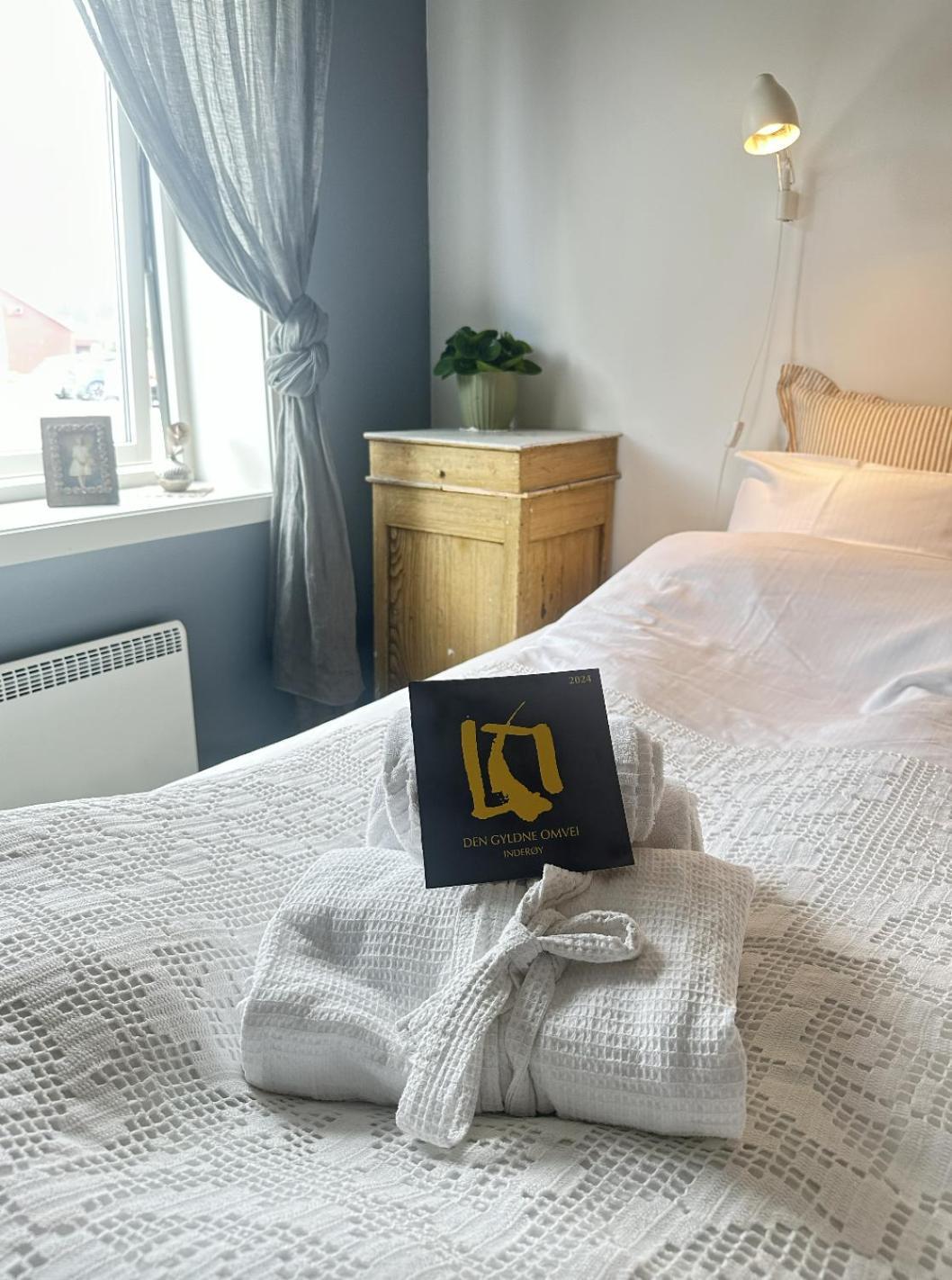 Saga, Et Unikt, Sjarmerende Badehotell Med Fa Rom, Sauna Og Badebrygge - Inderoy 스트라우멘 외부 사진