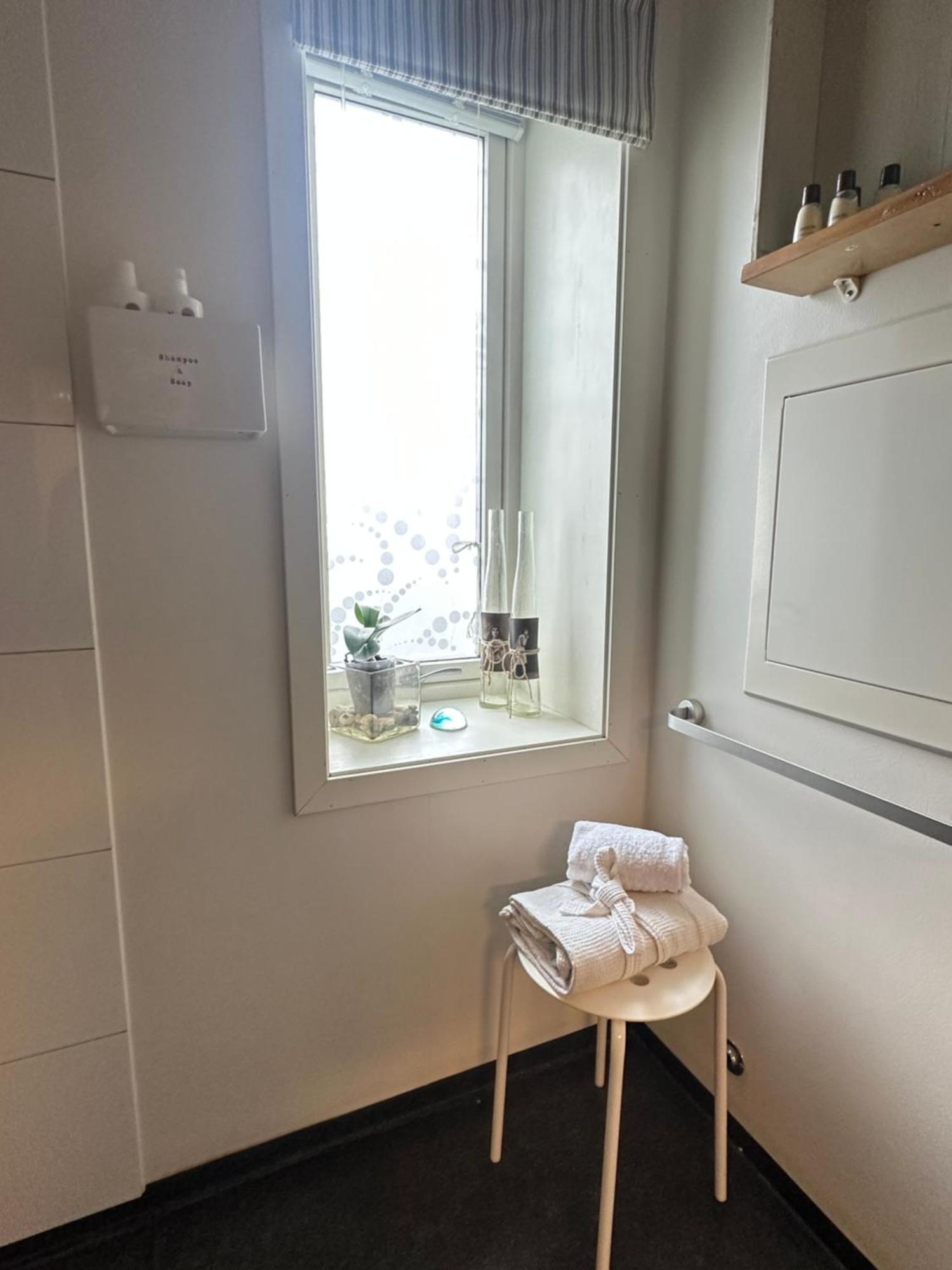 Saga, Et Unikt, Sjarmerende Badehotell Med Fa Rom, Sauna Og Badebrygge - Inderoy 스트라우멘 외부 사진